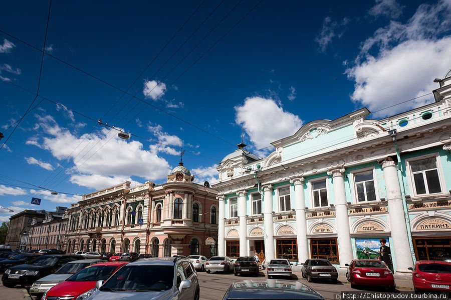 Улица Рождественская, пожалуй, самая красивая улица города. Сейчас в городе пытаются реализовать проект «Рождественская сторона», призванный привлечь большое количество туристов и нижегородцев на неё.
(По улице приятно гулять, но не интересно фотографировать — все вокруг заставлено автомобилями). Нижний Новгород, Россия