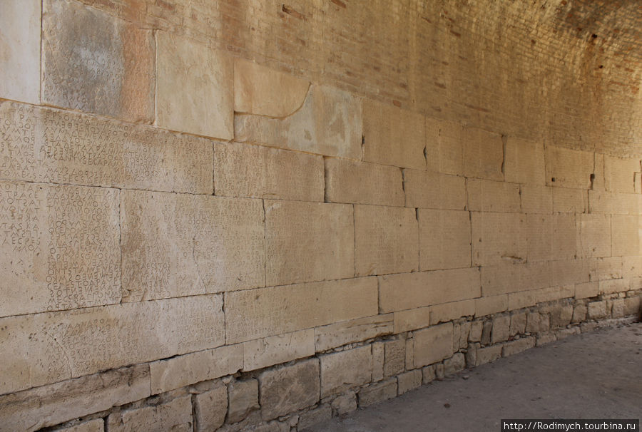 Стена с древнеримскими законами Остров Крит, Греция