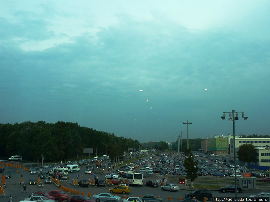 Вот такое скопление автомобилей рано утром — вид из окна Домодедово, Россия