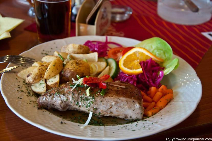 Свиной стейк. Подается с картошечкой, маленькими морковками, маринованной капусткой. Прага, Чехия