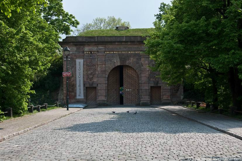 Písecká brána – бывшие городские ворота (1721г) пражских укреплений. Название перешло от предыдущих ворот, которые стояли в паре сотне шагов от этого места в Pisek – несуществующего ныне пригорода в Малой Стране, которые были снесены в 1620г для того, чтобы построить Валленштейновский дворец. В 1866г крепостные сооружения начали постепенно сносить, но воротам посчастливилось уцелеть. Ныне здесь расположена галерея. Прага, Чехия