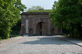 Písecká brána – бывшие городские ворота (1721г) пражских укреплений. Название перешло от предыдущих ворот, которые стояли в паре сотне шагов от этого места в Pisek – несуществующего ныне пригорода в Малой Стране, которые были снесены в 1620г для того, чтобы построить Валленштейновский дворец. В 1866г крепостные сооружения начали постепенно сносить, но воротам посчастливилось уцелеть. Ныне здесь расположена галерея.