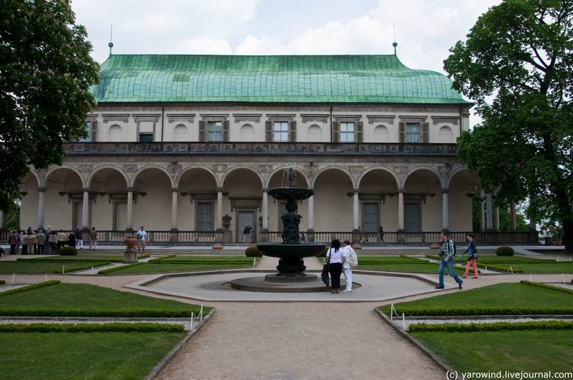 Рудольф II организовал в стенах дворца алхимическую и астрологическую лабораторию, внутрь которой могли попасть только посвященные. Прага, Чехия