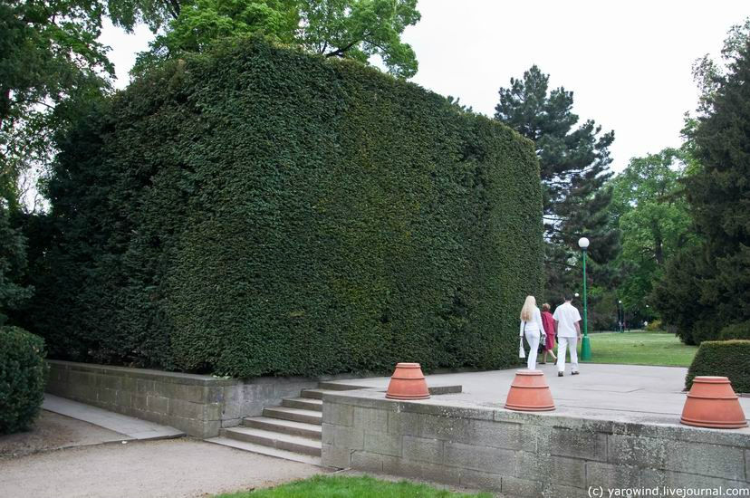 Королевские сады (Královská zahrada) были разбиты в 1534 году с северной стороны Града, там же, где Олений ров, и всегда были самым ухоженным парком Праги. При Габсбургах здесь было что-то вроде ботанического сада, где росли экзотические растения. Прага, Чехия