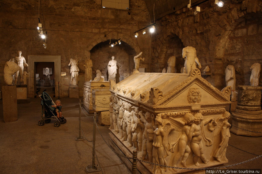 Гробница с фигурами Эроса. Сиде, Турция