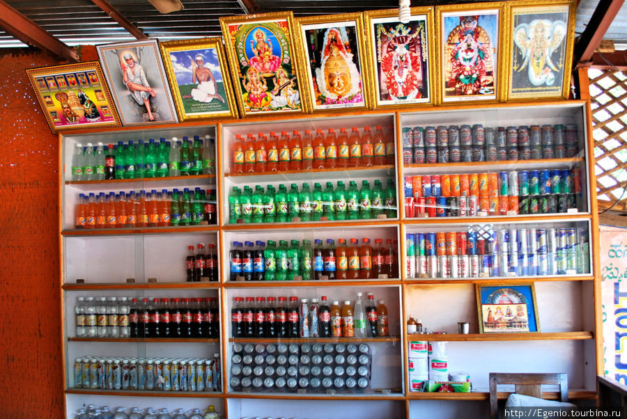 пантеон и прохладительные напитки Хампи, Индия