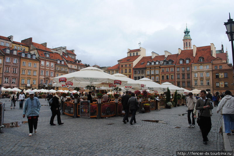 Летом, даже в ненастный день, старая площадь превращается в одно большое кафе Варшава, Польша