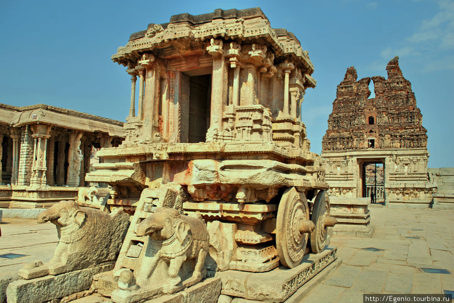 знаменитая каменная колесница в комплексе Виттала. колеса, кстати, намертво приделаны к полу Хампи, Индия