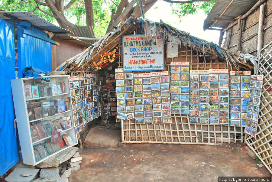кв Хампи — обилие открыток, не в пример многим другим местам в Индии Хампи, Индия