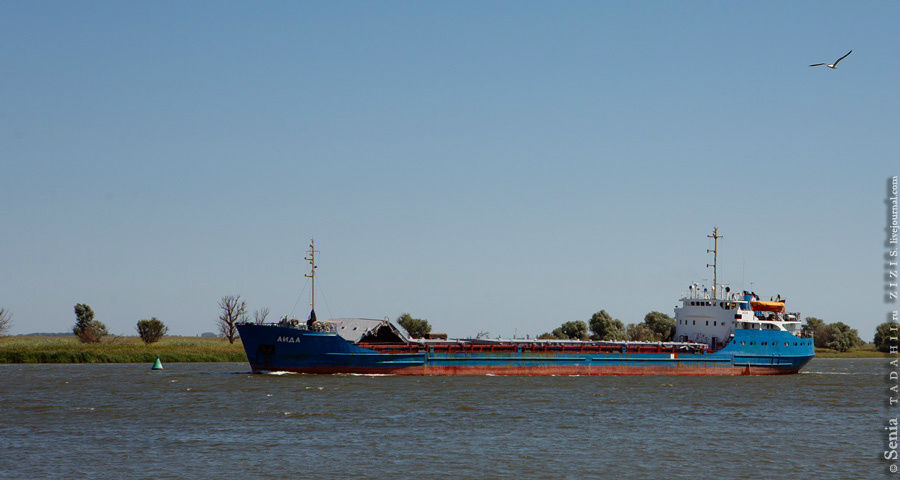 Порт Оля, корабли, портовый кран Астраханская область, Россия