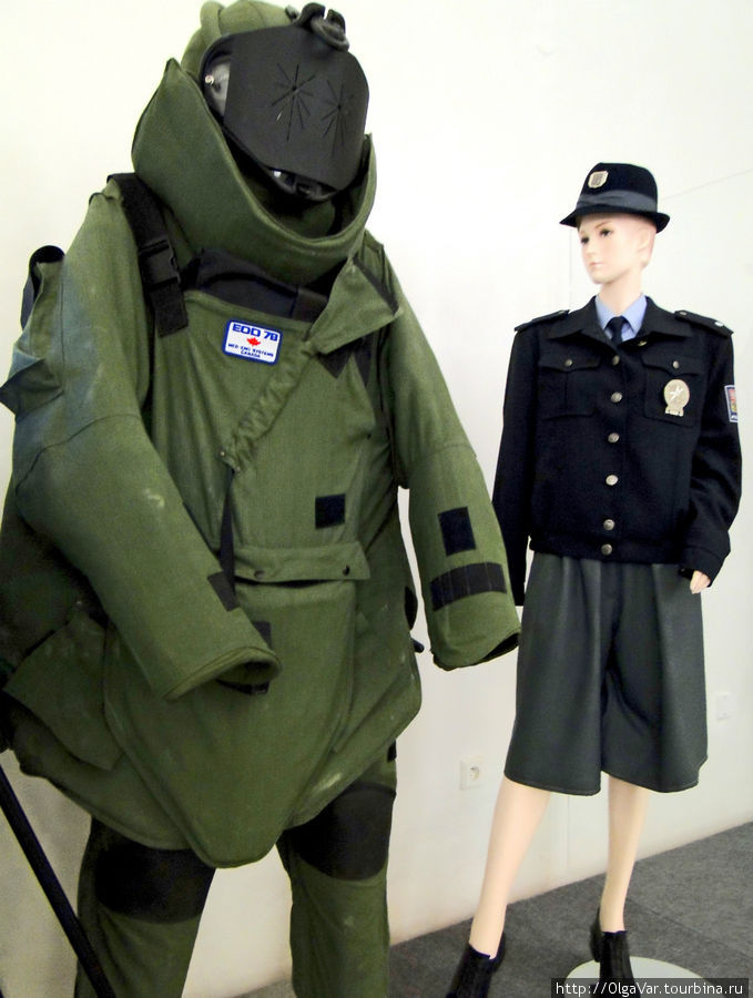 Костюмы женщин-полицейских вполне выглядят модно, правда, в таких на улицах не видела Прага, Чехия