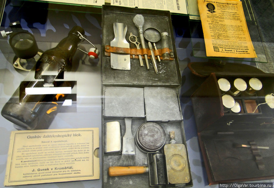 Содержимое чемоданчика криминалиста начала 20 века Прага, Чехия