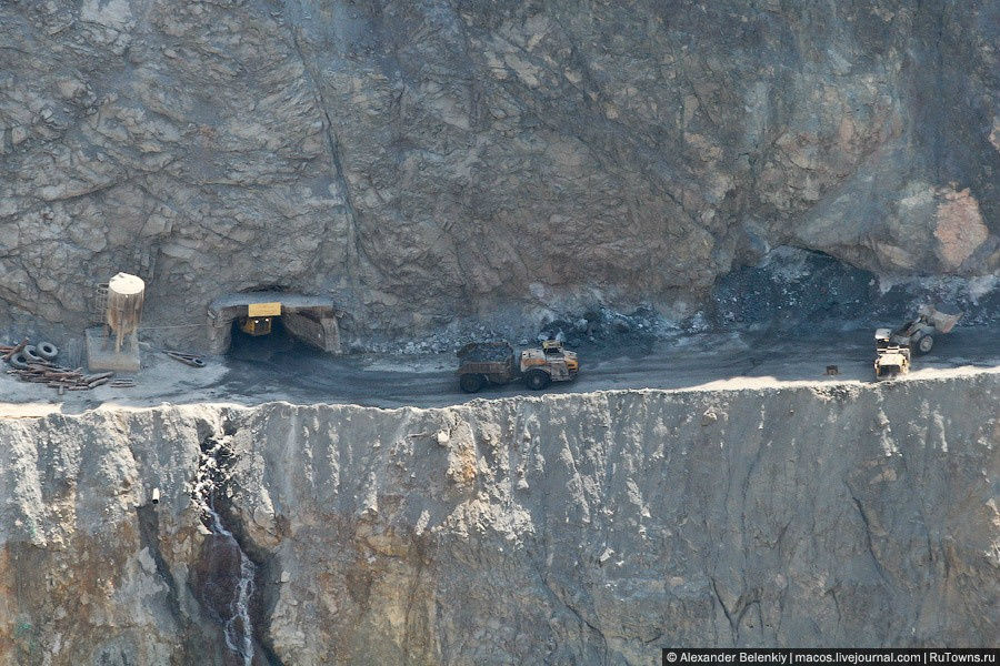 А это — почти пятьсот метров вниз. Выезд из шахт. Это на фотографии машины кажутся крошечными, их высота около пяти-шести метров. Сибай, Россия
