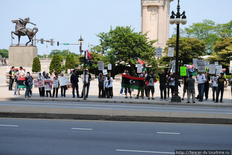 Будничный митинг сторонников ливийских тогда еще повстанцев Чикаго, CША
