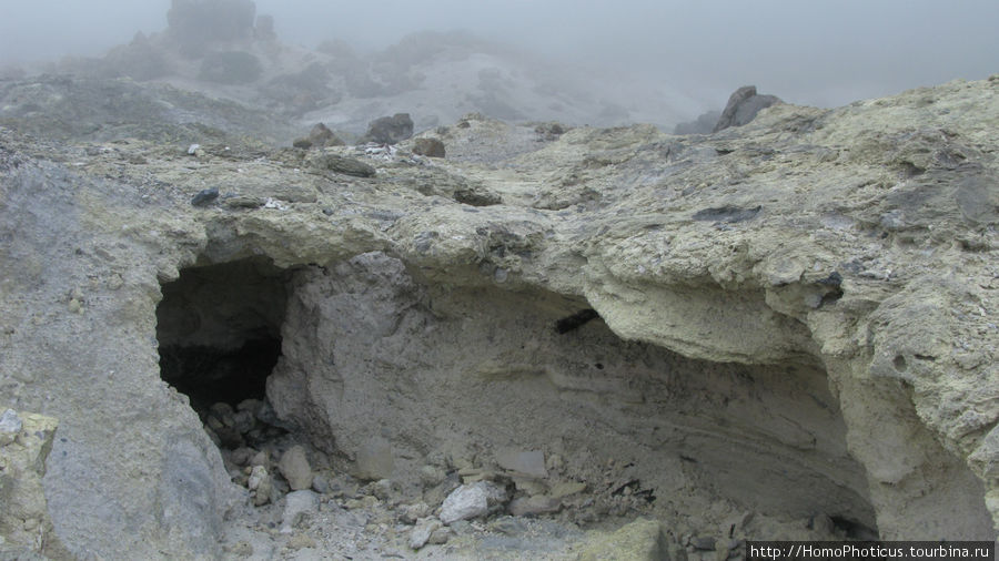 пещеры из смеси серы и туфа Остров Кунашир, Россия