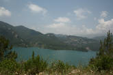 Местами напоминает абхазское озеро Рица.