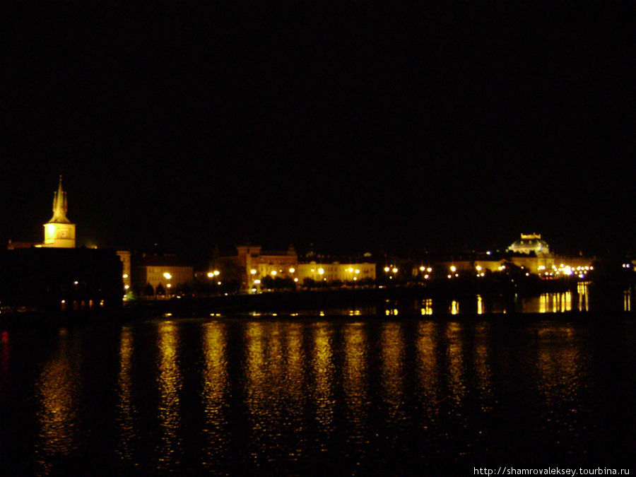 Вид с Карлова моста на Народный театр Прага, Чехия