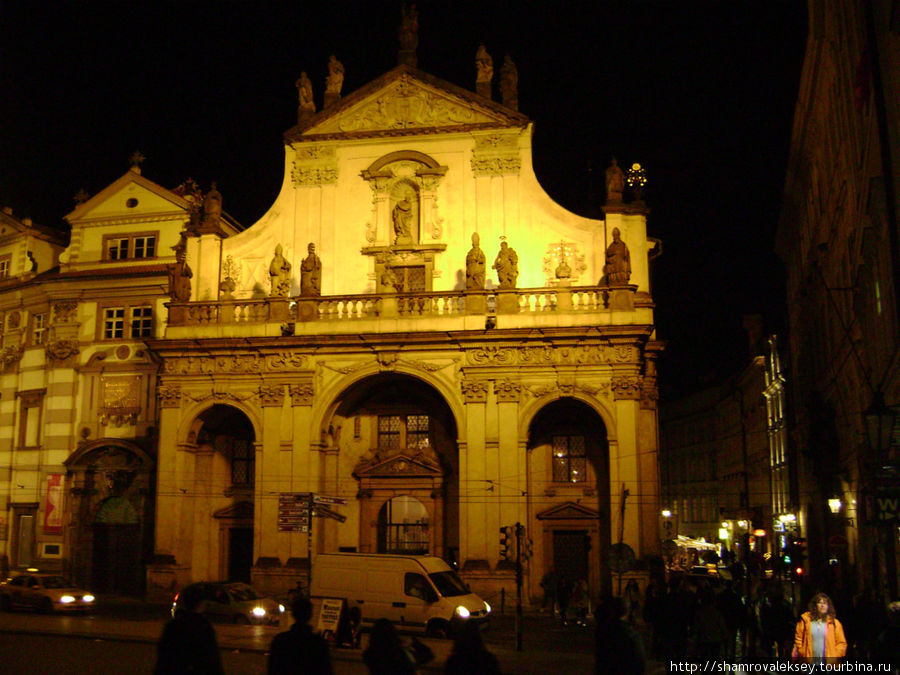 Костел на площади перед Карловым мостом Прага, Чехия
