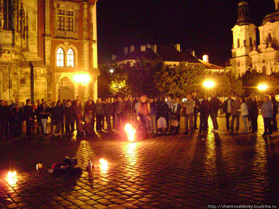 Огненное шоу на Староместской площади Прага, Чехия