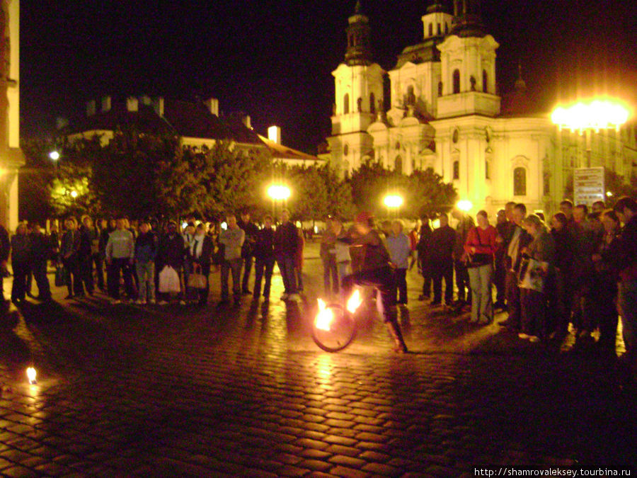 Огненное шоу на Староместской площади Прага, Чехия