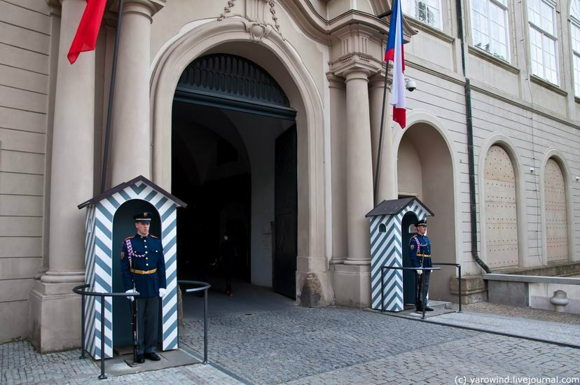Вход охраняют солдаты из президентского подразделения, т.к. в Граде находится его официальная резиденция. Прага, Чехия