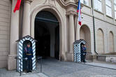 Вход охраняют солдаты из президентского подразделения, т.к. в Граде находится его официальная резиденция.