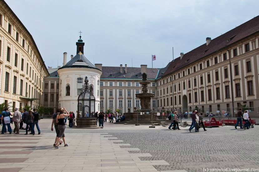 Второй пражский двор появился в XVIв. На заднем фоне — дворец чешского президента. Прага, Чехия