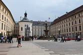 Второй пражский двор появился в XVIв. На заднем фоне — дворец чешского президента.