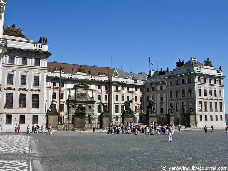 Если из Второго двора повернуть направо, то попадете в первый двор, где тоже стоит почетный караул. Прага, Чехия