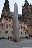 Рядом с собором стоит обелиск в память о жертвах Первой мировой войны, 1928г. Сделанный из монолитного куска мрамора, он должен был быть еще выше, но раскололся по дороге.