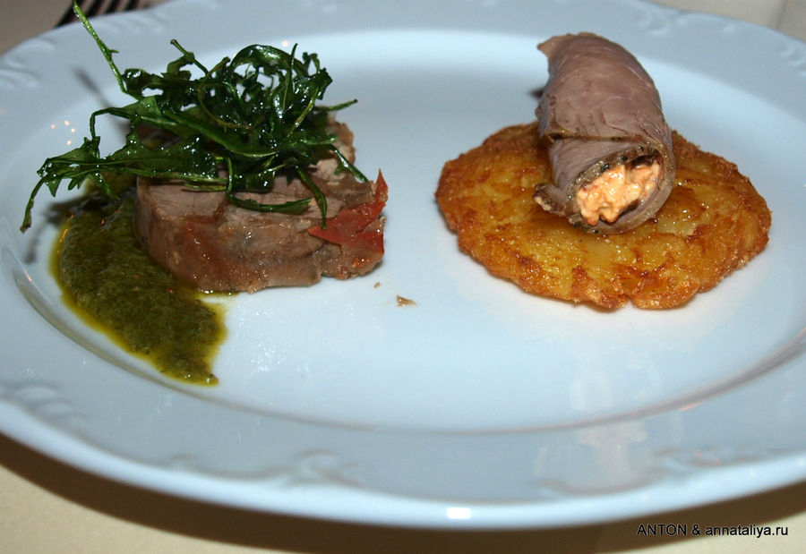 Стартинг — тирольский ягненок и говядина с соусом из овощей и трав и с жареной картофельной лепешкой.