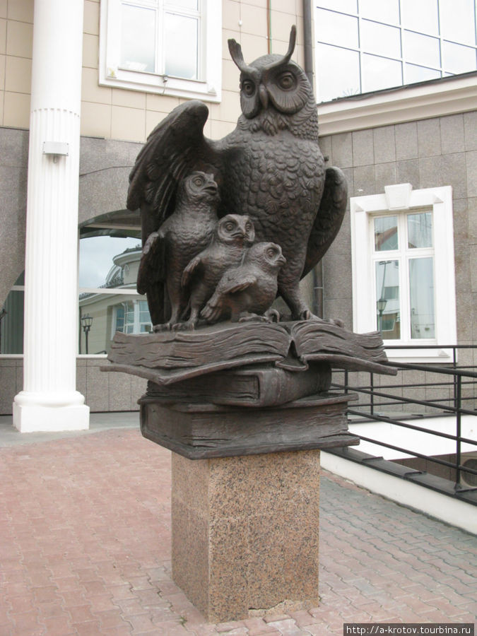 У библиотеки — мудрая сова Ханты-Мансийск, Россия