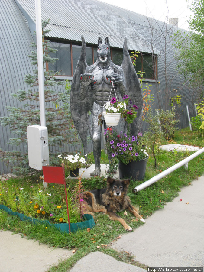Памятник демону в том же дворе, что и Ленин Ханты-Мансийск, Россия