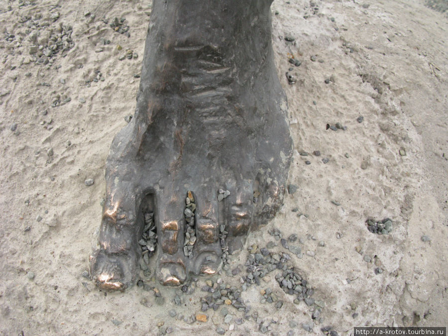 Ноги у древних людей, однако, неправильные — как будто в ботинках долго ходили — у настоящих босоходящих людей пальцы более растопырены Ханты-Мансийск, Россия