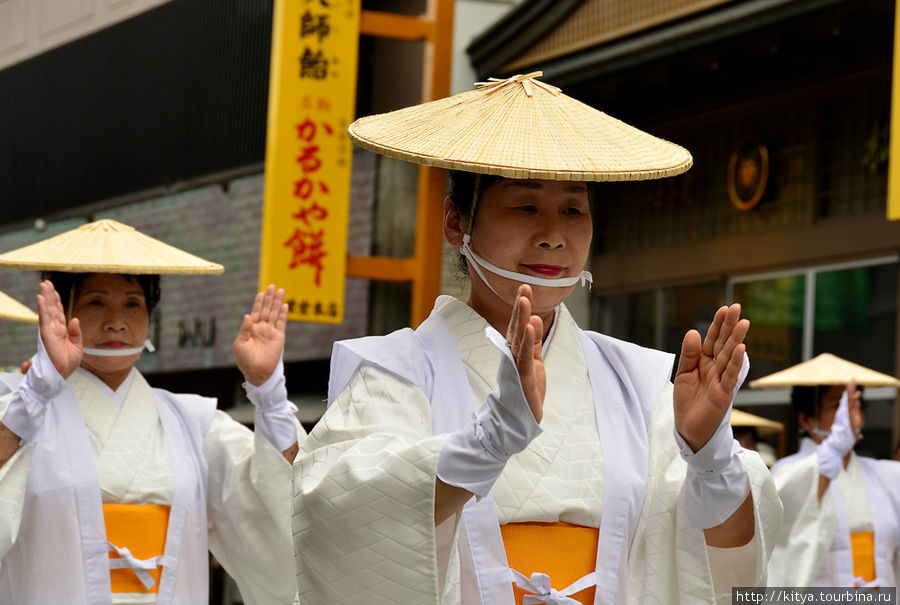 Аоба-мацури: женщины в белом Коя, Япония