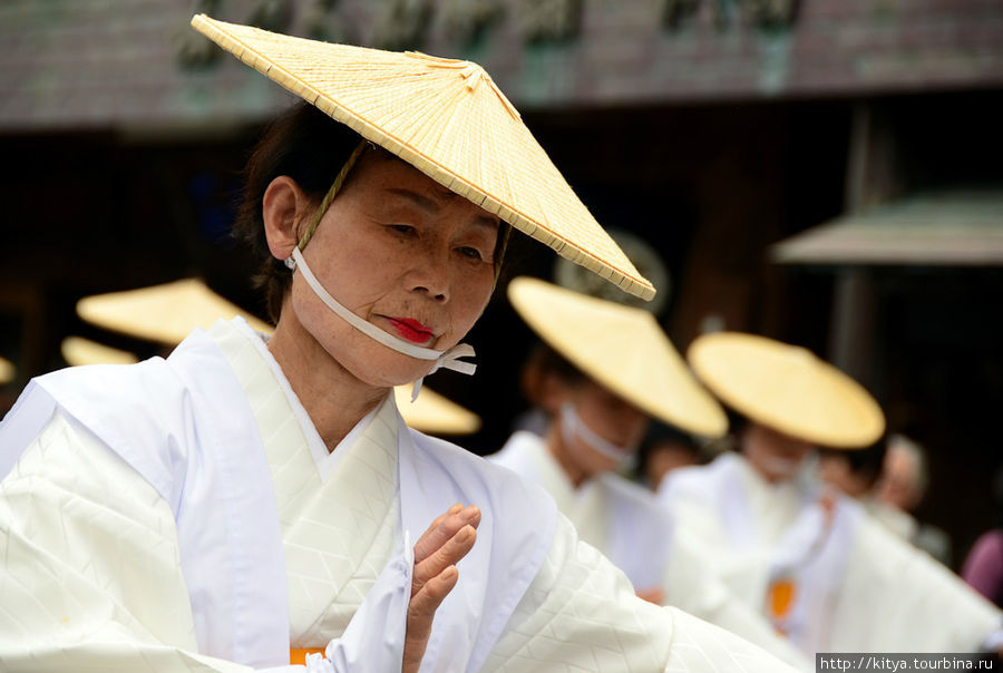 Аоба-мацури: женщины в белом Коя, Япония