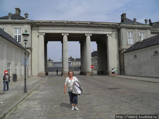 Официальный вход в Amalienborg  — королевскую резиденцию. Но есть и три других. Копенгаген, Дания