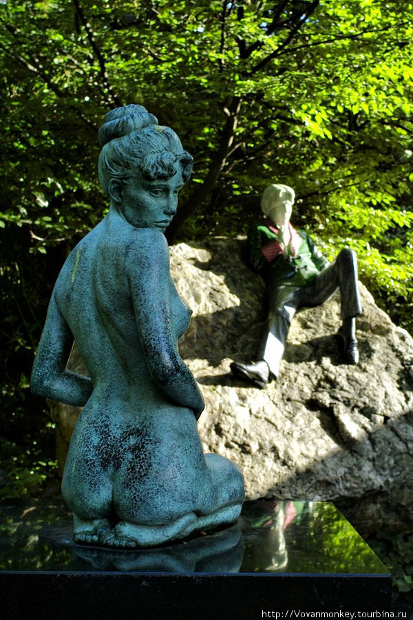 Небрежно развалившийся Оскар Уайльд в парке Меррион Сквер. Дублин, Ирландия