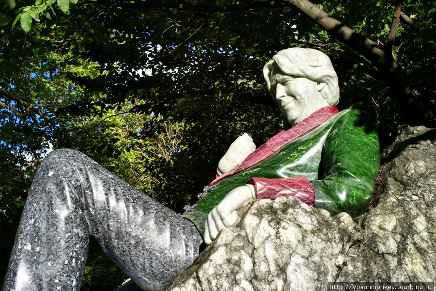 Небрежно развалившийся Оскар Уайльд в парке Меррион Сквер.