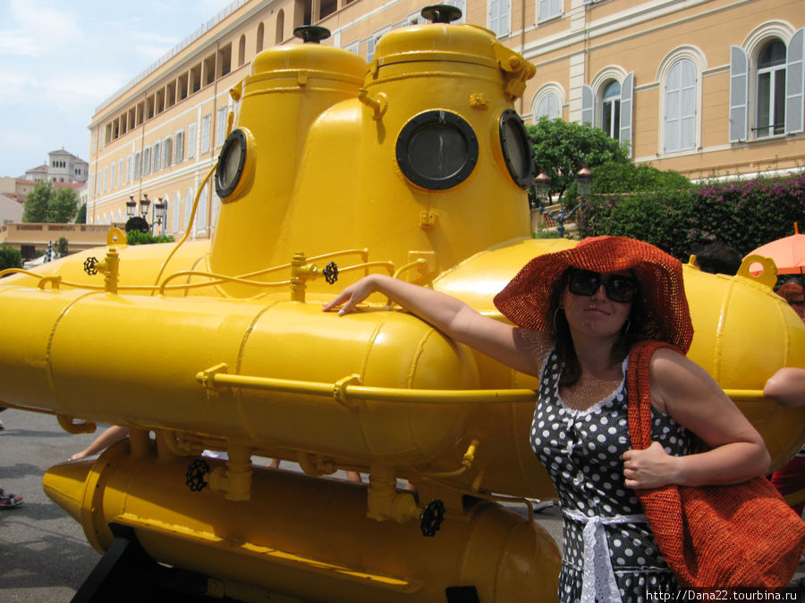 We all live in a yellow submarine
Yellow submarine, yellow submarine
We all live in a yellow submarine
Yellow submarine, yellow submarine Монако