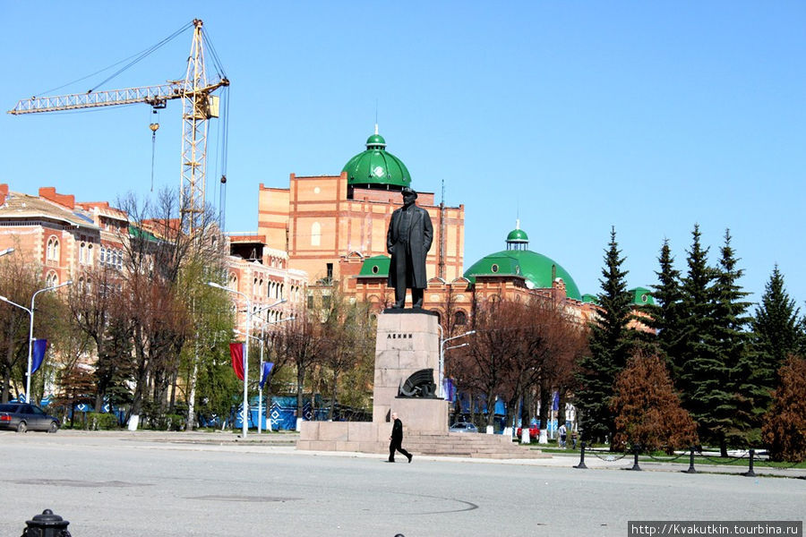 Ленин следит за стройкой Йошкар-Ола, Россия