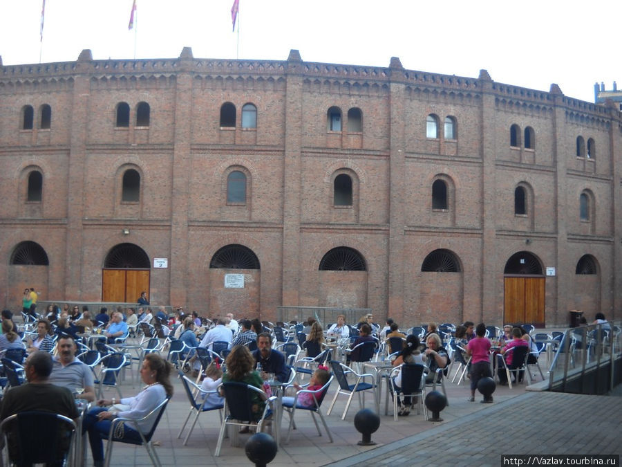 Народ в ожидании начала корриды Вальядолид, Испания
