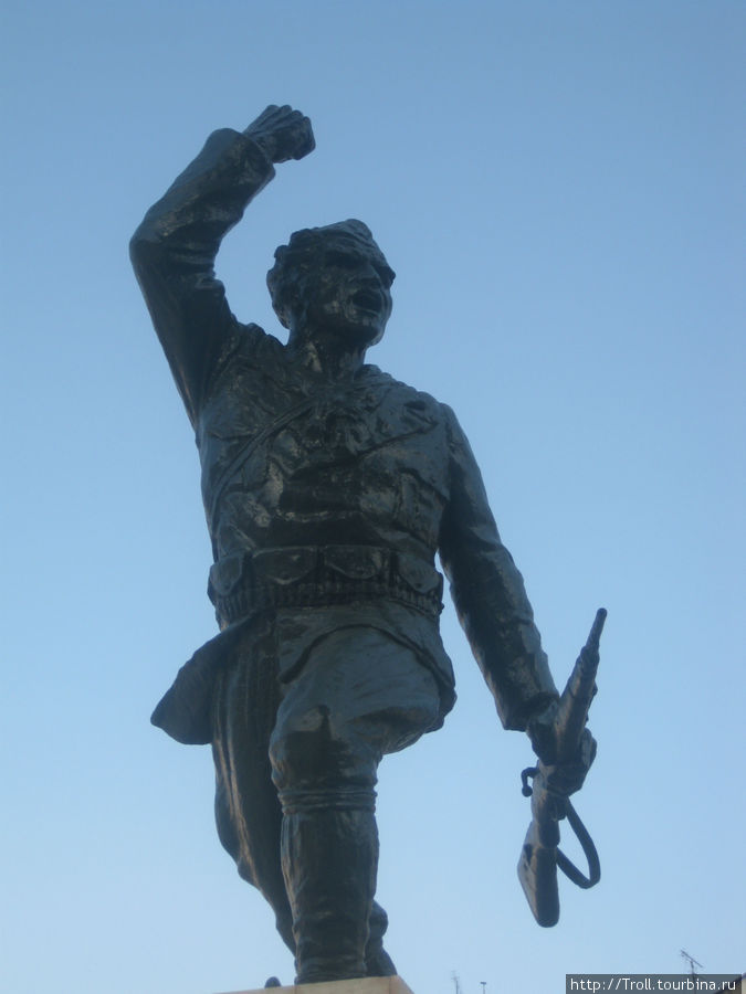 Памятник Неизвестному партизану Тирана, Албания
