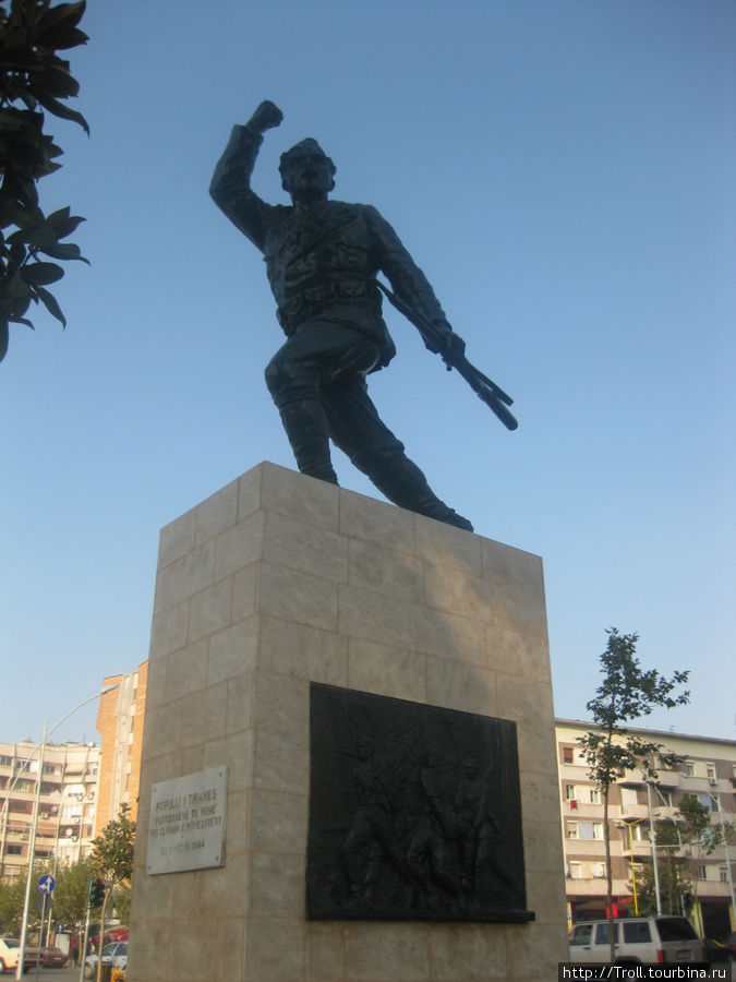 Памятник Неизвестному партизану Тирана, Албания