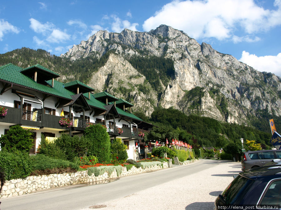 Вид на ресторанчик у причала Хойзн Озеро Траунзее, Австрия