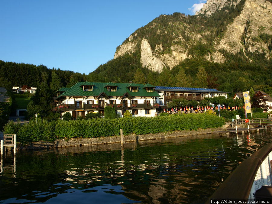 Вид с озера на ресторанчик у причала Хойзн Озеро Траунзее, Австрия