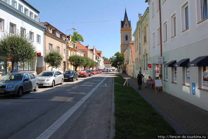 В выходной день парковки забиты машинами с пражскими номерами: чехи Глубоку любят Глубока-над-Влтавой, Чехия