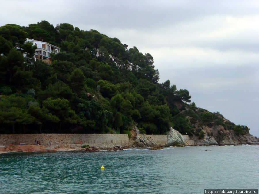 Это бухта Фаналс (или Феналс),тихое и спокойное место рядом с шумным Ллоретом Ллорет-де-Мар, Испания
