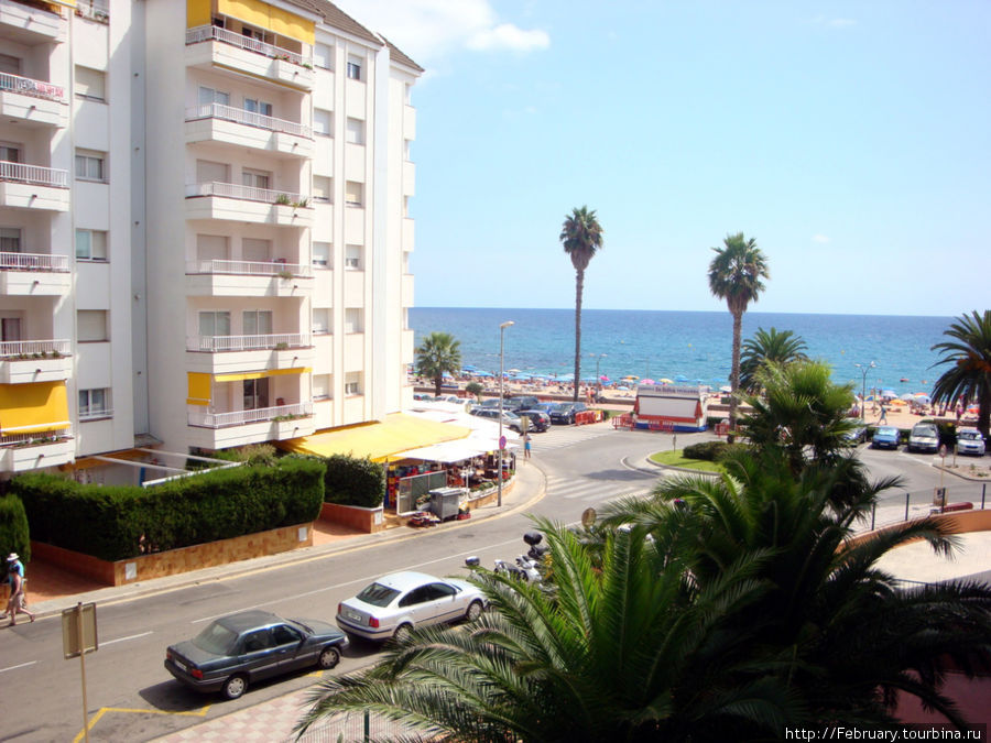 Вид с балкона моей гостиницы.Напротив-апартаменты,как я поняла,их можно снимать на лето Ллорет-де-Мар, Испания