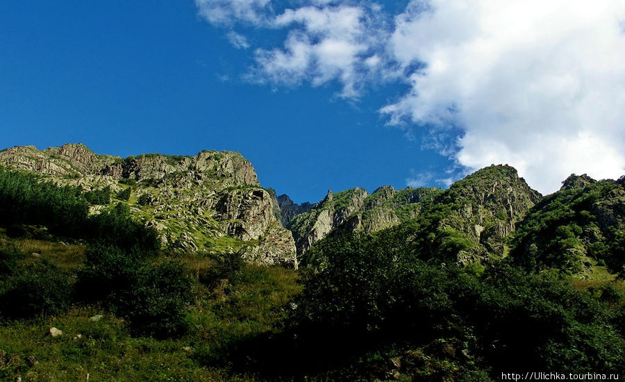 И вот ущелье мрачных скал...Дарьяльское ущелье и гора Казбек Степанцминда, Грузия